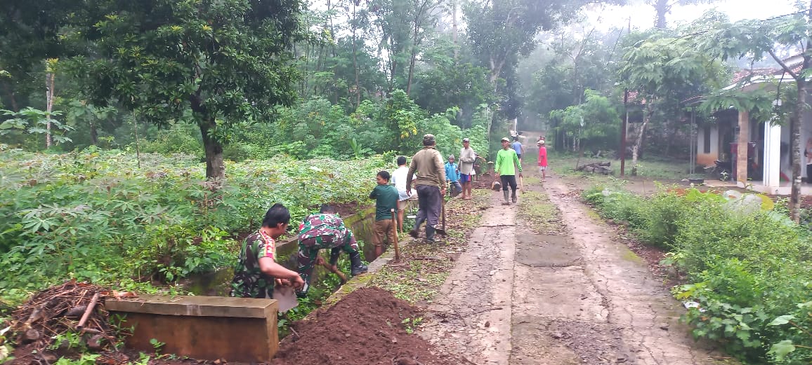 Babinsa Andong Gotong Royong Bersihkan Parit Bersama Warga