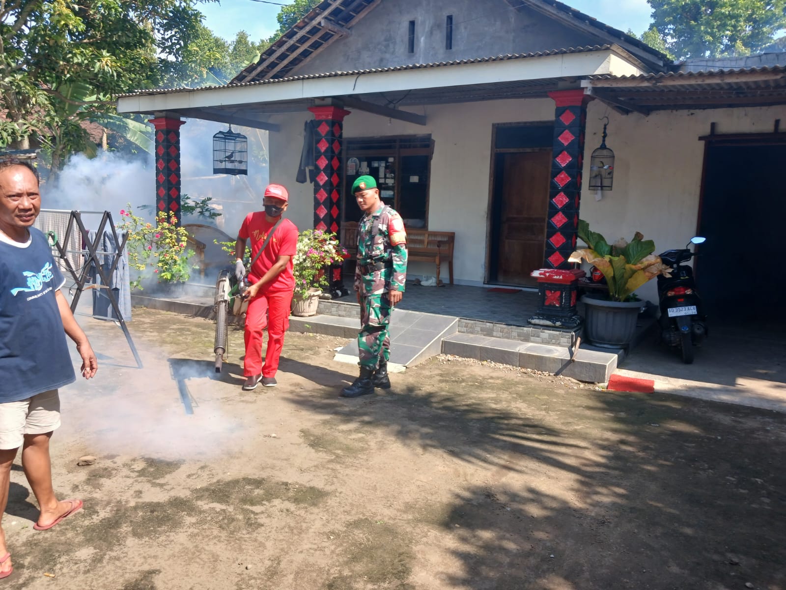 Babinsa Banyudono Dampingi Giat Fogging Di Desa Bendan