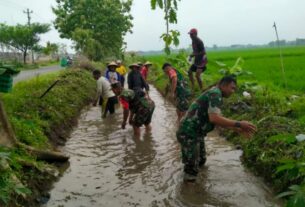 Babinsa Bersama Warga Bersihkan Saluran Irigasi