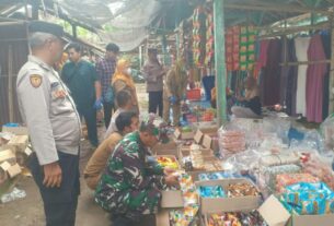 Babinsa Bersama Puskesmas Sambirejo Sidak Makanan Kadaluarsa