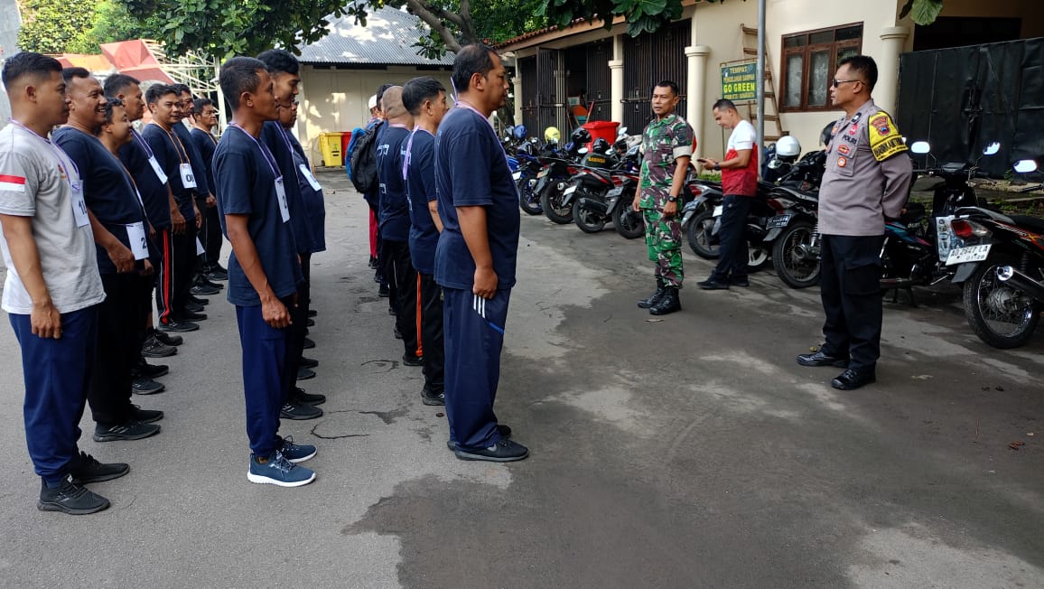 Babinsa Dan Bhabinkamtibmas Gilingan Laksanakan Rekrutmen Calon Anggota Linmas
