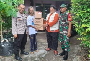 Babinsa Danukusuman dan Bhabinkamtibmas Bersinergi Bantu Pendistribusian Gizi Kepada Difabel