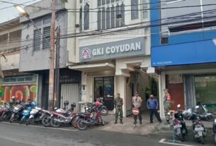 Babinsa Jayengan Amankan Ibadah Minggu Pagi Jelang Tahun Baru 2025