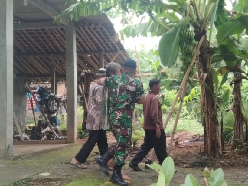 Babinsa Nogosari Turut Pengamanan Dan Pengawalan Pasien ODGJ