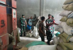 Babinsa Tinjau Ketersediaan Stok Beras di Gudang Milik Suparmi