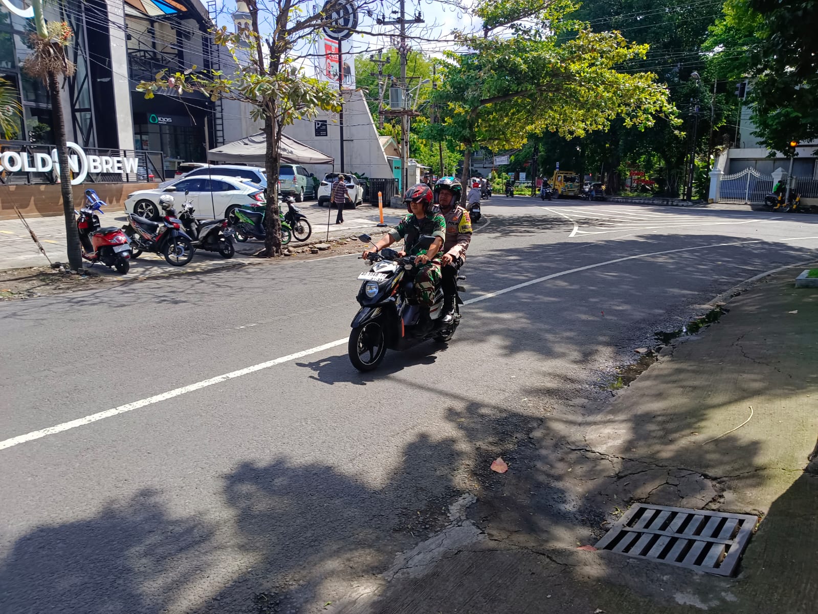 Berboncengan, Babinsa Punggawan Dan Bhabinkamtibmas Patroli Bersama Berikan Rasa Aman Terhadap Masyarakat