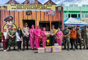 Berikan Dukungan Moral, Bhayangkari Berikan Tali Asih kepada Personel Pospam Nataru di Bandar Lampung