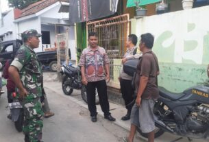 Bersama Lurah Dan Bhabinkamtibmas, Babinsa Gandekan Laksanakan Patroli Sambangi Warga