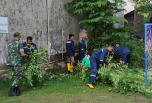 "Bersih Pangkal Sehat" Babinsa Gilingan Pelopori Kerja Bakti di Wilayah Binaan