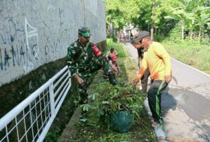 Cegah Banjir, Babinsa Pucangsawit Gotong Royong Bersama Warga Bersihkan Selokan