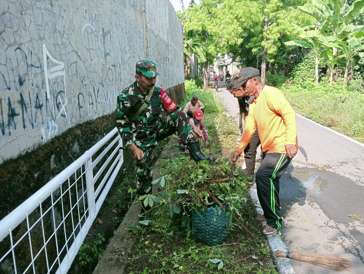 Cegah Banjir, Babinsa Pucangsawit Gotong Royong Bersama Warga Bersihkan Selokan
