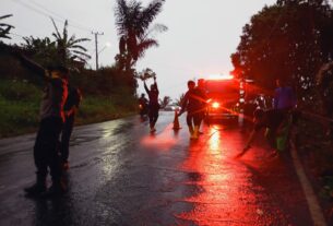 Cegah Laka Lantas, Polisi Bersihkan Tumpahan Solar di Jalan Raden Imba Kesuma Bandar Lampung