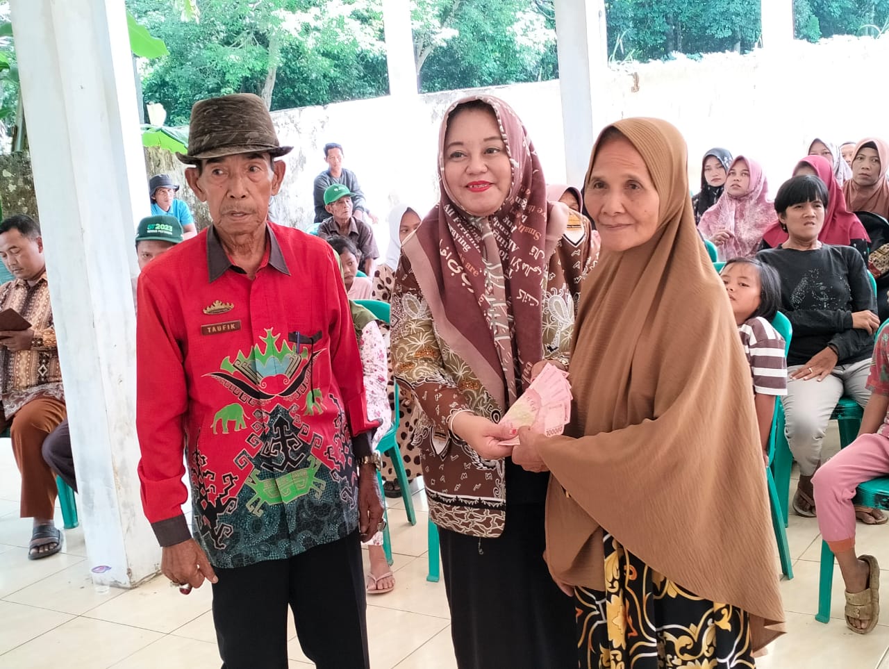 Di akhir tahun 2024, Pemdes Desa penagan Ratu Bagikan Bantuan BLT-DD