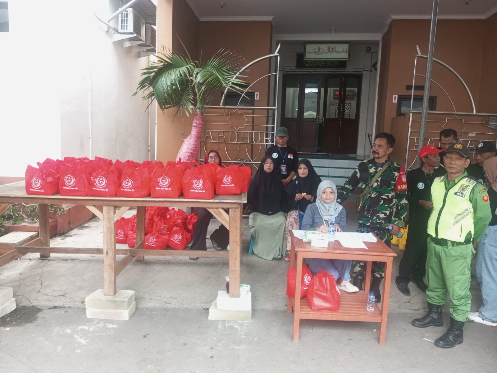 Dukung Kegiatan Bakti Sosial, Babinsa Pucangsawit Turut Sukseskan Sunatan Masal di Wilayah Binaan