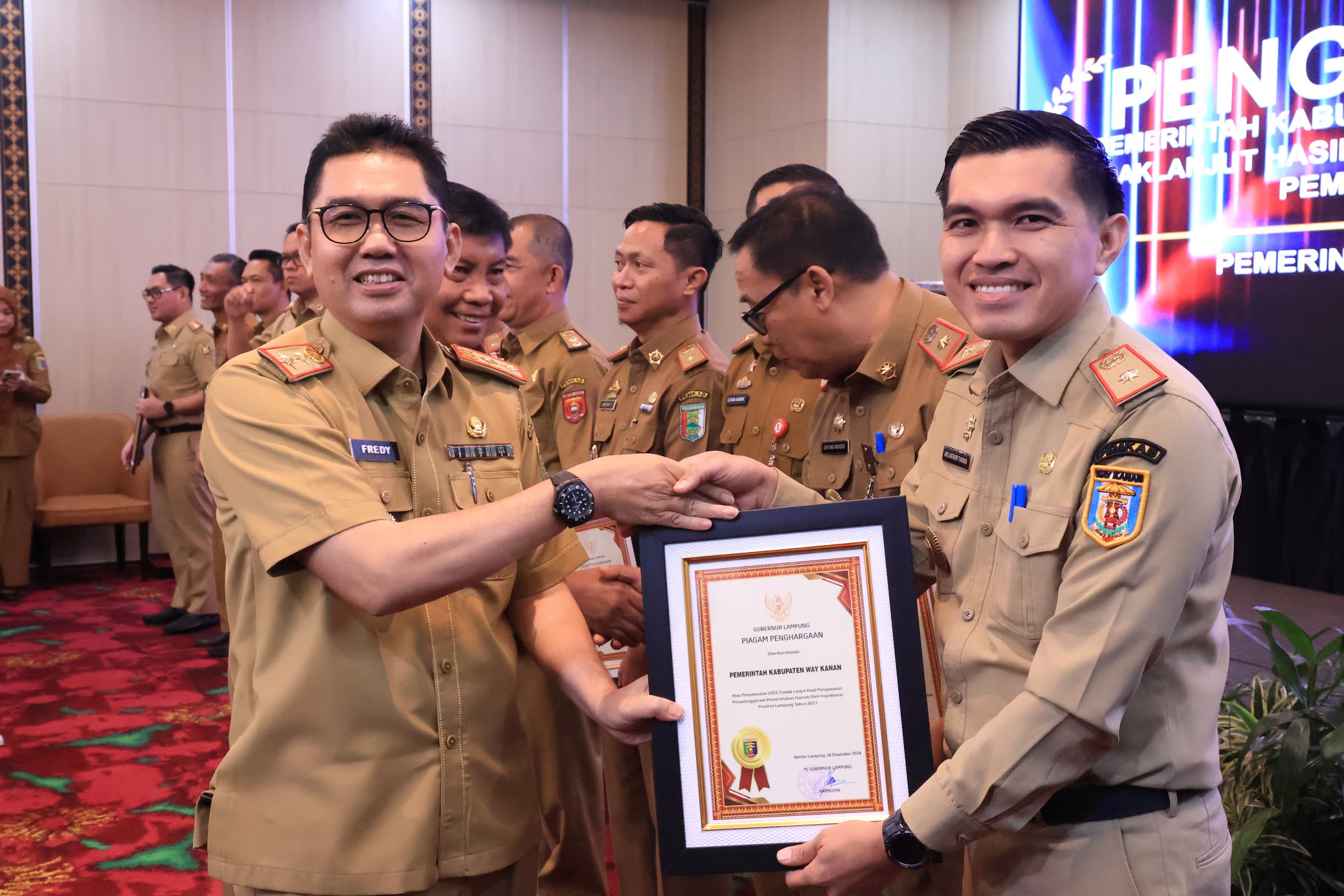 Pj. Sekdaprov Fredy Serahkan Piagam Penghargaan kepada Pemkab/Pemkot yang Berhasil Selesaikan Pengawasan Penyelenggaraan Pemerintahan Daerah Tahun 2023