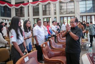 Pj. Gubernur Samsudin Serahkan Tali Asih untuk Atlet, Pelatih dan Official yang Berhasil Meraih Juara Umum dalam Kejuaraan IOMBF Piala Bergilir Kemenpora
