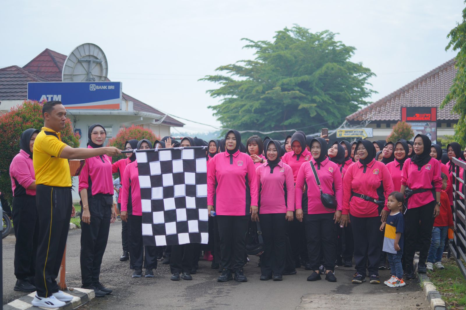Jalin Silaturahmi, Keluarga Besar Polres Lampung Utara Gelar Olahraga Bersama
