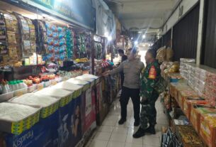 Jelang Nataru, Babinsa Nusukan Bersama Bhabinkamtibmas Cek Harga Sembako di Pasar Tradisional Nusukan, Yakinkan Harga Tetap Stabil