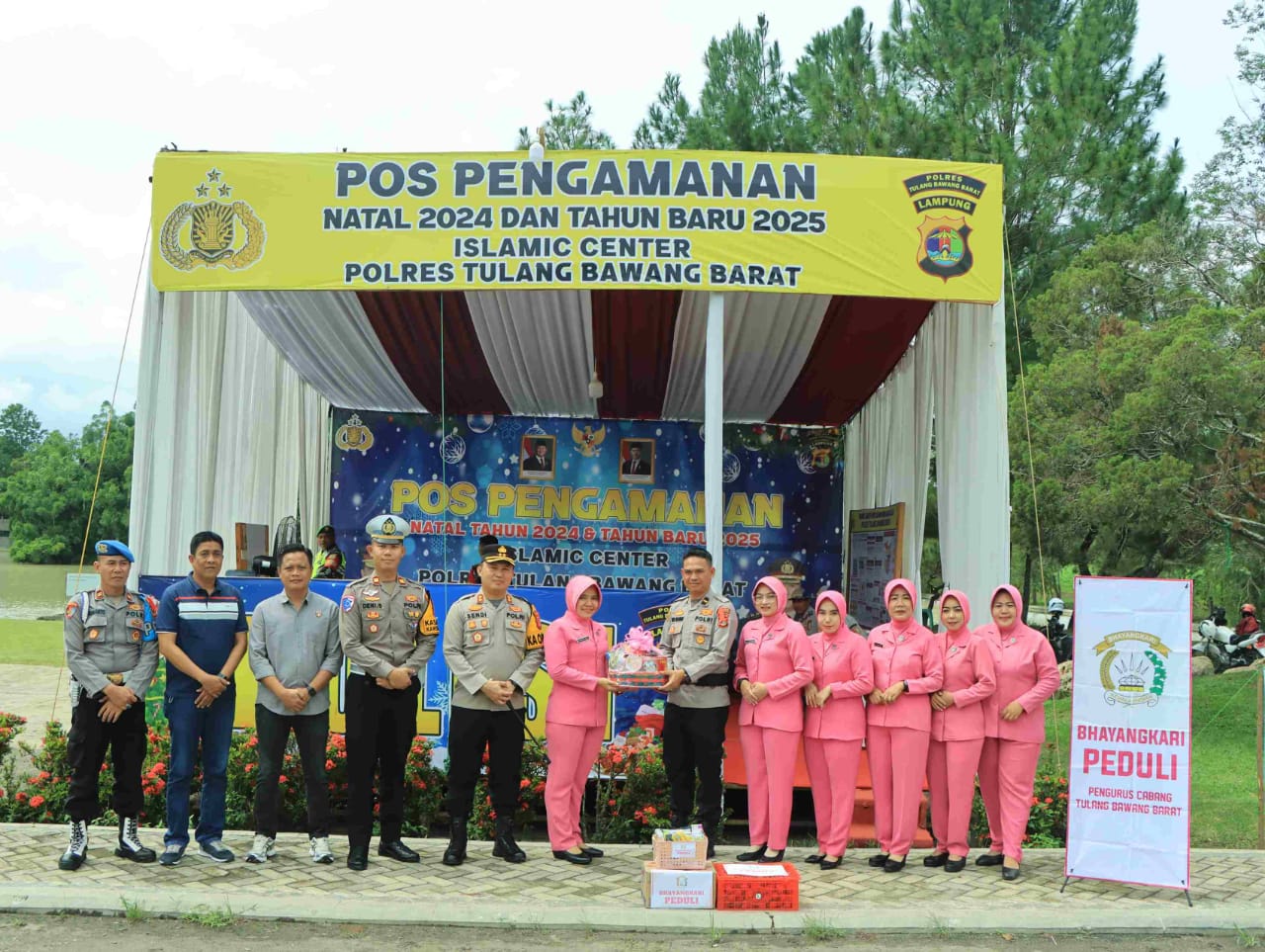 Kapolres Tulang Bawang Barat Bersama Bhayangkari Kunjungi Pos Pam Natal 2024 dan Tahun Baru 2025