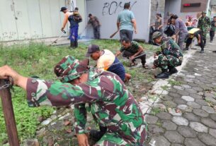 Kerja Bakti sebagai Wujud Bakti Koramil 03/Serengan bersama Pemerintah di Daerah untuk Mewujudkan Kepedulian Lingkungan.