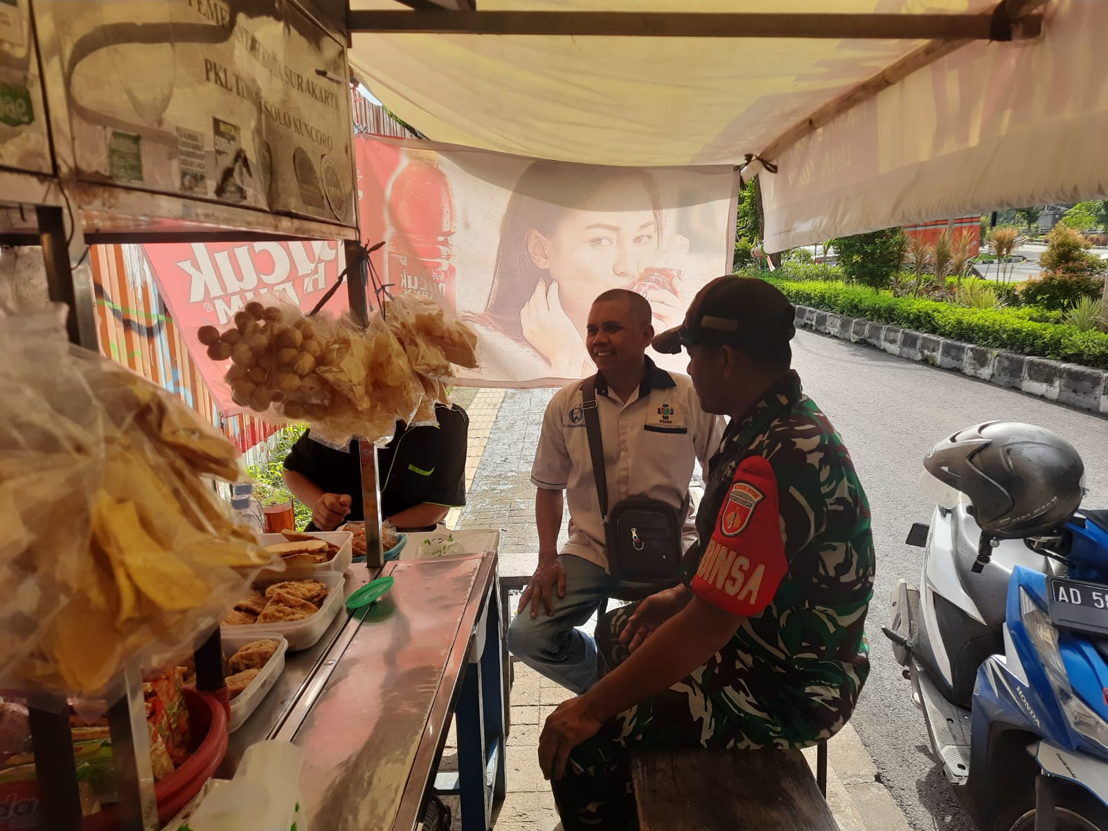 Ngopi Santai, Cara Babinsa Jebres Berinteraksi Dengan Warga Dan Pemantauan Wilayah