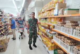 Pastikan Harga Sembako Tetap Stabil Jelang Nataru, Babinsa Sriwedari Sambangi Swalayan Sami Luwes