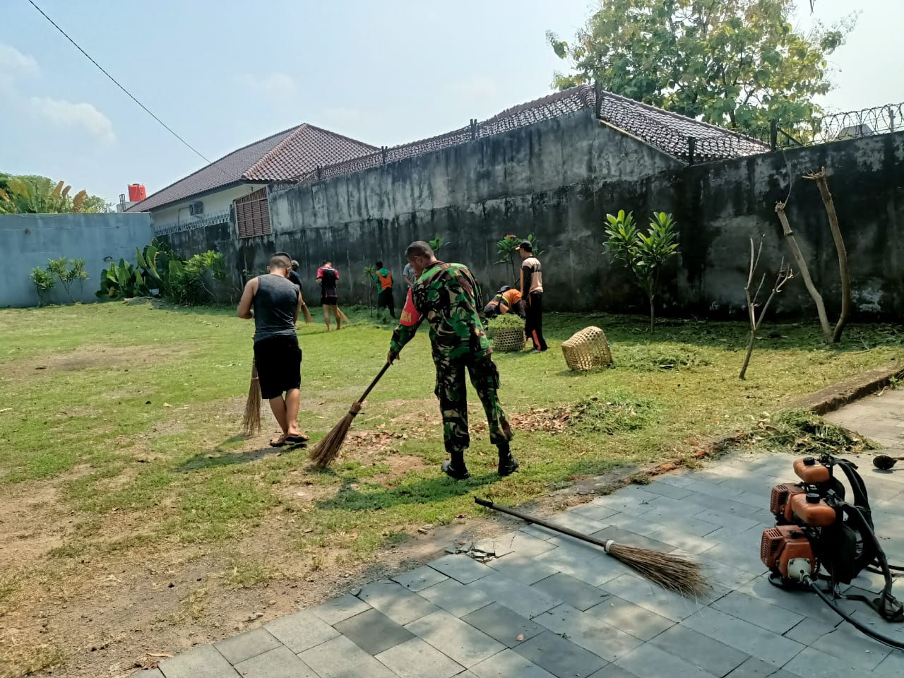 Peduli Kebersihan Lingkungan, Babinsa Sumber Bersama Tim Saberling Laksanakan Kerja Bakti