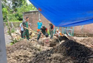 Peduli Kondisi Warga Binaan, Babinsa Kerja Bakti Bangun Rumah