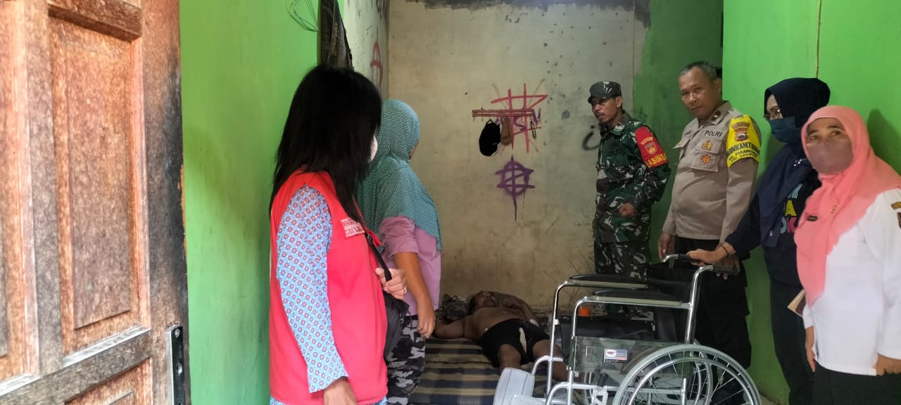 Peduli Terhadap Warga Binaan, Babinsa Karangasem Dampingi PMI Berikan Bantuan Kursi Roda