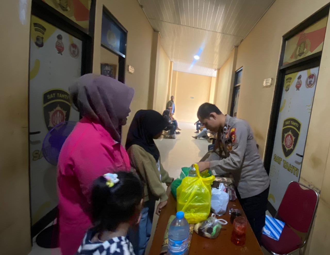 Pengawasan dan Pelayanan pada Jam Besuk Tahanan, Polres Tulang Bawang Barat Pastikan Keamanan dan Kepuasan Pengunjung