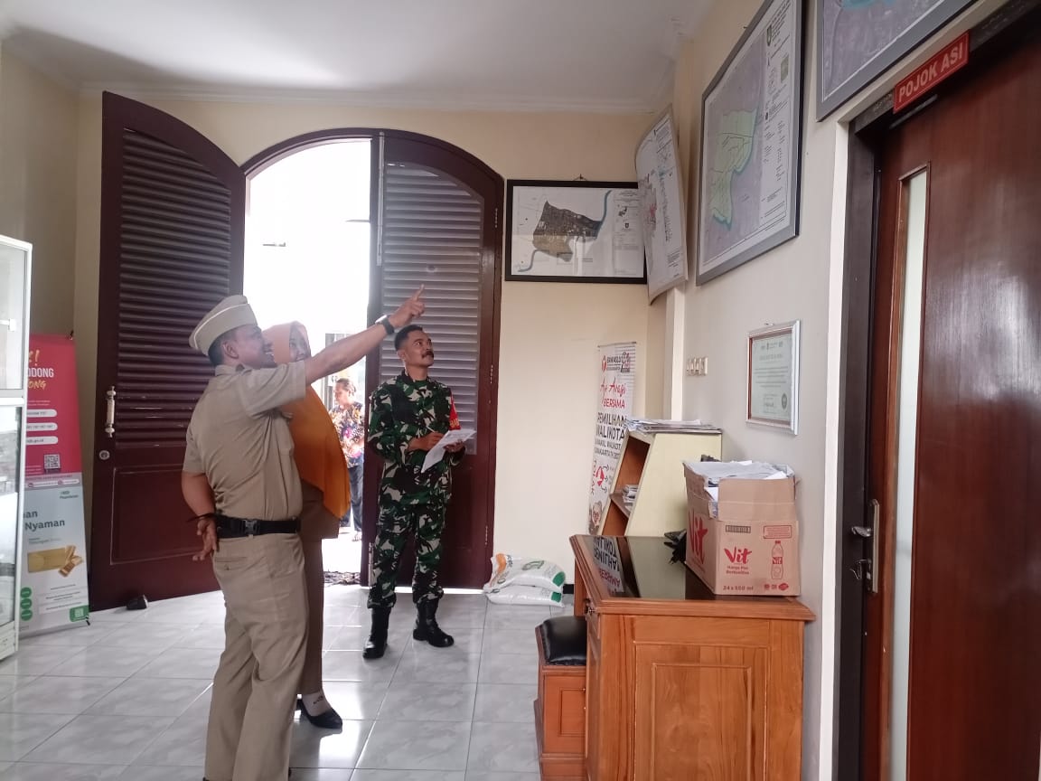 Peran Babinsa Pucangsawit Lakukan Puldata di Kantor Kelurahan