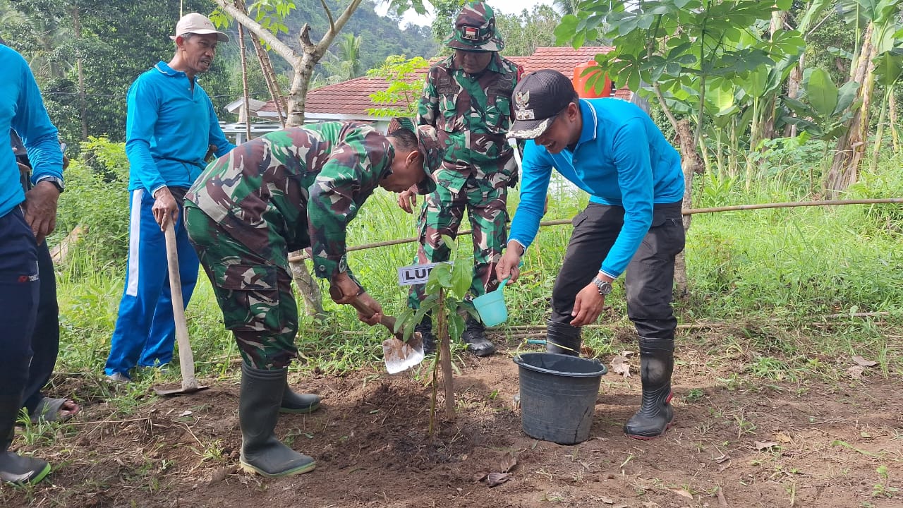 Peringati Hari Juang TNI AD, Kodim 0410/KBL Tanam Ratusan Bibit Pohon di Teluk Betung Barat.
