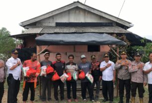 Polres Tulang Bawang Berikan Bansos Kepada Masyarakat Terdampak Bencana Alam Angin Puting Beliung