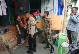 Sambangi Warga di Wilayah Binaan, Babinsa Kepatihan Wetan Selipkan Pesan Waspadai Cuaca Hujan Dan Angin Kencang