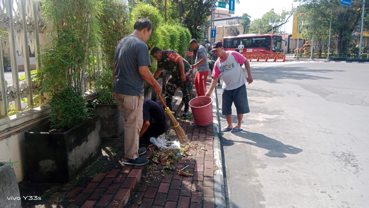 Sambut Perayaan Natal, Babinsa Penumping Bersama Warga Kerja Bakti Bersihkan Gereja