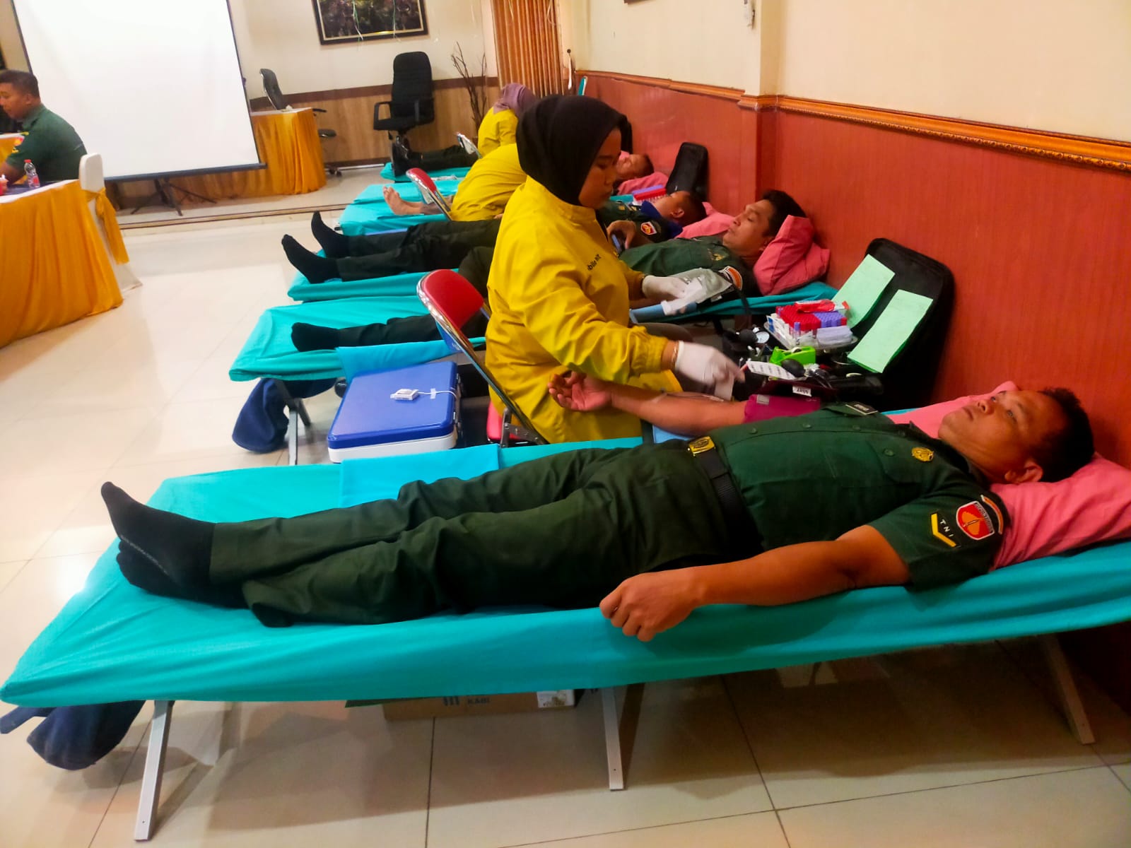 Setetes Darah Sejuta Harapan, Babinsa Kampung Baru Ikuti Donor Darah di Wilayah Binaan