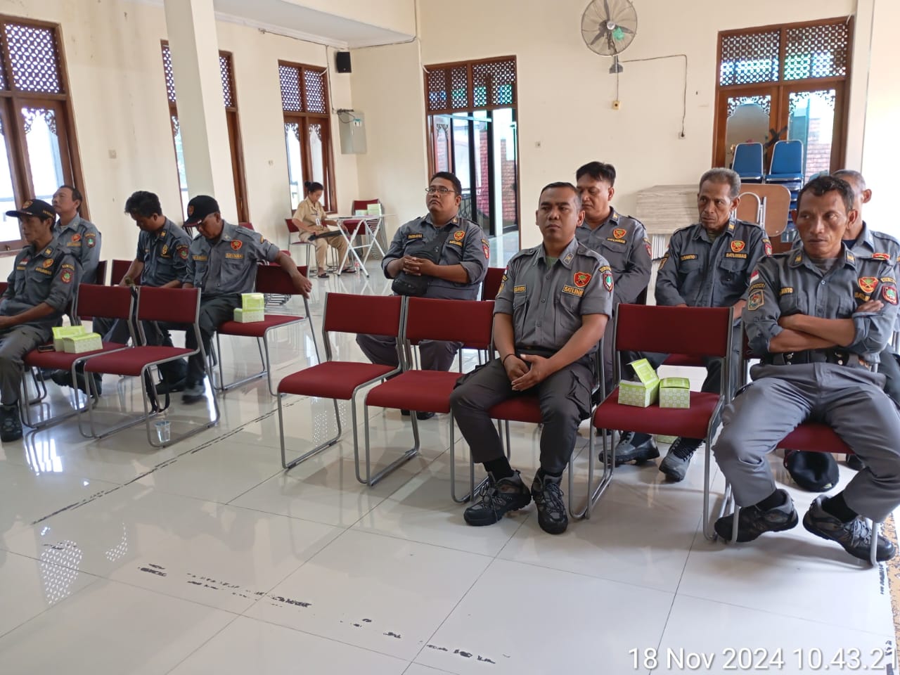 Tekankan kedisiplinan dan Rasa Tanggung Jawàb Linmas, Inilah Pesan Bati Komsos di Evaluasi Satlinmas Kelurahan Kemlayan