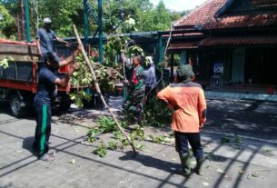 Terjawab..!! Ternyata Begini Cara Babinsa Keprabon Dalam Memelihara Kebersihan Lingkungan