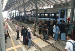 Waspada Terhadap Tindak Kejahatan, Babinsa Purwosari Laksanakan Pengecekan Dan Himbauan Kepada Penumpang Kereta Api