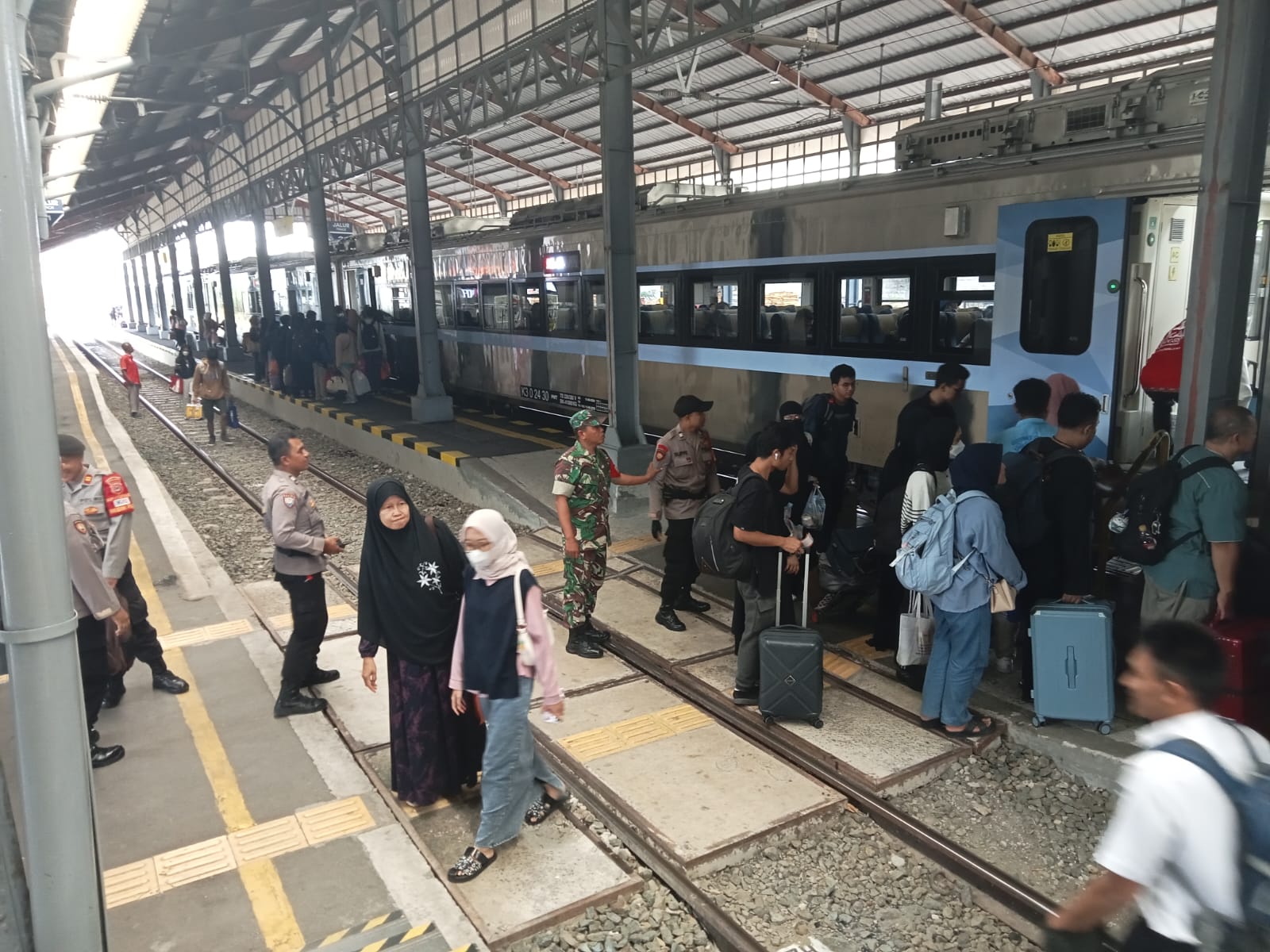 Waspada Terhadap Tindak Kejahatan, Babinsa Purwosari Laksanakan Pengecekan Dan Himbauan Kepada Penumpang Kereta Api