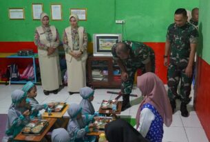 Uji Coba, Kodim Bojonegoro bersama SPPG Taman Rajekwesi Distribusikan Ratusan Porsi Makan Sehat dan Bergizi