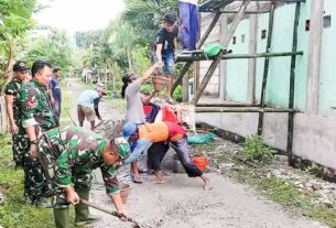 Anggota Koramil 03/Balen Kodim 0813 Bojonegoro Karya Bakti Cor Atap Musholla bersama Warga Desa Lengkong