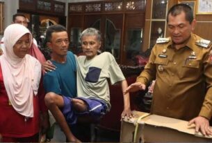 Aswarodi serahkan bantuan Kursi Roda kepada Warga Desa Sumber Agung