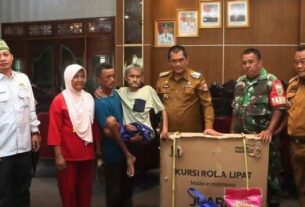 Aswarodi serahkan bantuan Kursi Roda kepada Warga Desa Sumber Agung