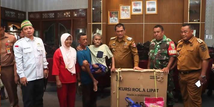 Aswarodi serahkan bantuan Kursi Roda kepada Warga Desa Sumber Agung