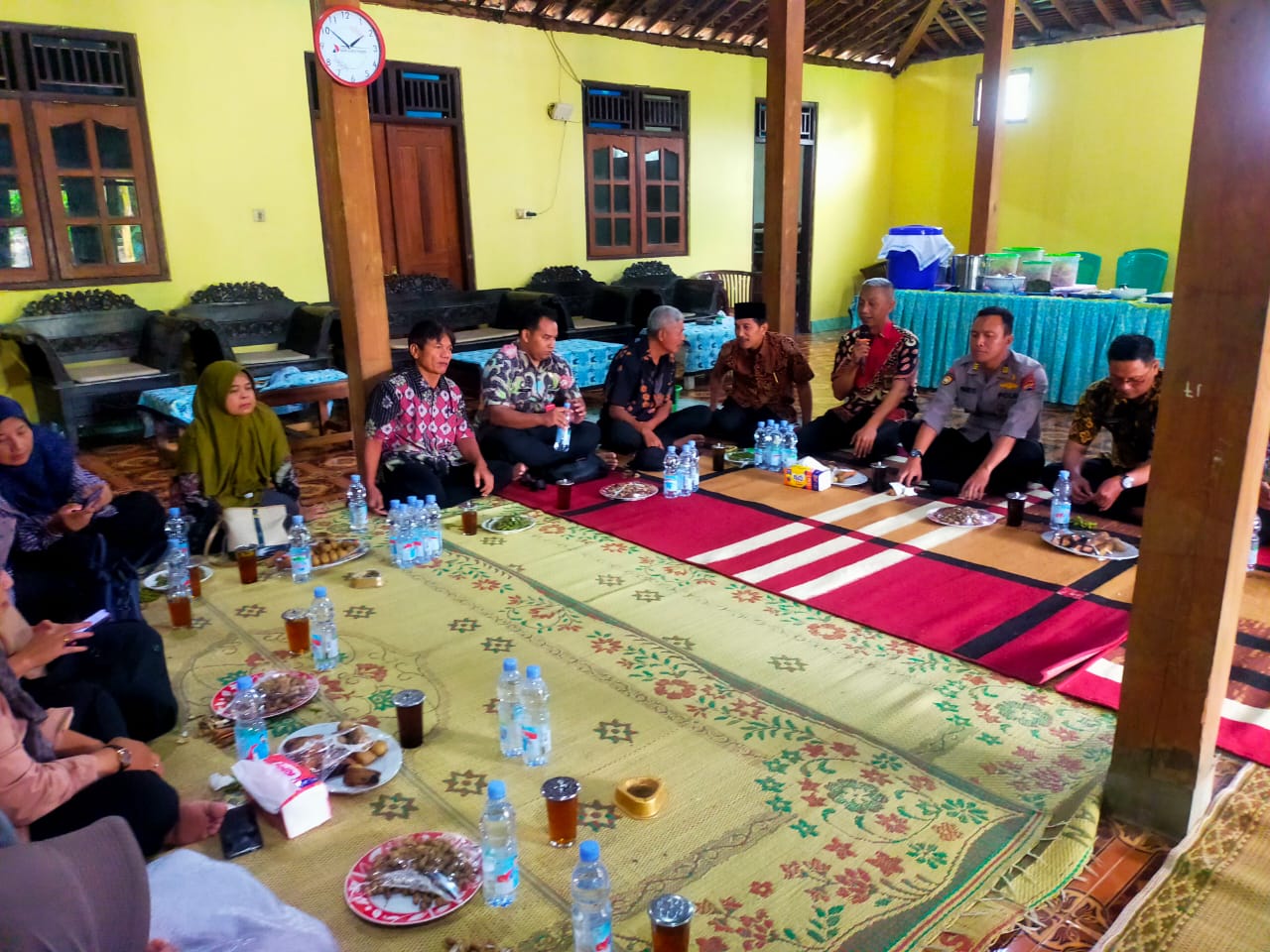 Babinsa Bersama Bhabinkamtibmas Kompak Melakukan Komsos