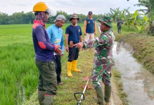 Babinsa Nogosari Bantu Optimalkan Saluran Irigasi Untuk Petani