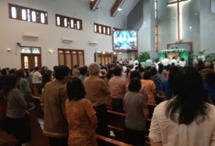 Berikan Rasa Aman dan Nyaman, Babinsa Jayengan Amankan Ibadah Minggu Pagi