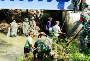 Bersama Masyarakat Mejuwet dan Pohwates, Babinsa Kodim Bojonegoro bersih-bersih Sampah Kali Rancang