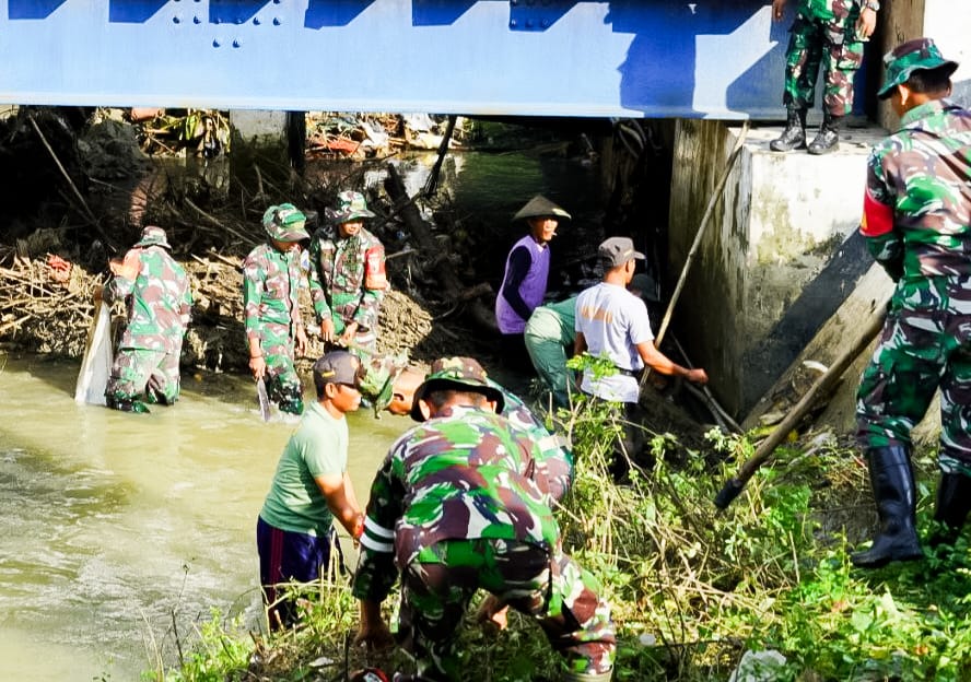 Bersama Masyarakat Mejuwet dan Pohwates, Babinsa Kodim Bojonegoro bersih-bersih Sampah Kali Rancang